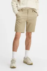 Bermuda color beige de corte chino, con bolsillos laterales y traseros.