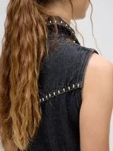 Mono denim color beige, de corte holgado, con cierre frontal y cinturón ajustable.
