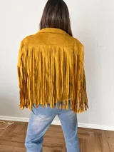 Campera de gamuza sintética color azul con flecos largos en mangas y espalda, corte recto con solapas clásicas.