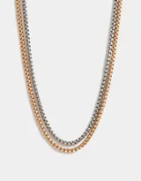 Set de dos collares cortos con cadena de eslabones cuadrados, uno plateado y otro dorado.