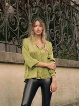Camisa verde militar de seda con cuello mao y botones frontales.