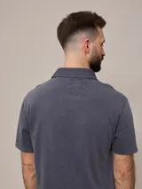 Remera polo marrón de piqué de algodón con cuello clásico y tapeta de dos botones. Logo bordado en el pecho. Corte clásico.