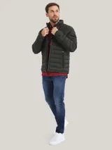 Campera acolchada verde militar de Tommy Hilfiger, con cuello alto, cierre de cremallera, dos bolsillos delanteros con cremallera y logo de Tommy Hilfiger bordado en el pecho.