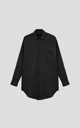 Camisa negra de manga larga con bolsillo ojal en el delantero, cartera escondida y calce oversize.
