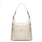 Cartera negra de símil cuero con doble cierre superior, bolsillo frontal con tapa y broche magnético, bolsillos laterales con cierre y correa larga regulable y desmontable.