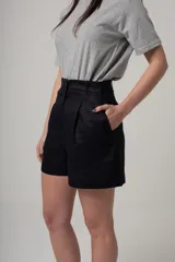 Short negro de tiro alto con pliegues y textura, de corte holgado.