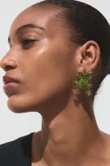 Par de aros metálicos con forma de rana, con apliques de brillos verdes y negros. Cierre con tuerca y clip.