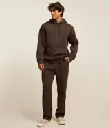 Buzo masculino comfort cerrado, con capucha y cordón para ajustes. Tiene bolsillo delantero y mangas largas.