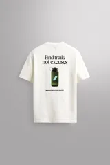 Camiseta relaxed fit de algodón color crudo, con cuello redondo y manga corta. Estampado con la frase "Find trails not excuses" en el pecho.