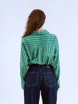 Camisa verde con rayas verticales azules, de corte cropped y manga larga.
