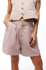 Short color rosa viejo, de tiro alto y corte holgado.