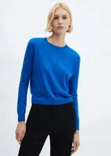 Jersey de punto fino en color azul, con diseño recto y cuello redondo, de manga larga.