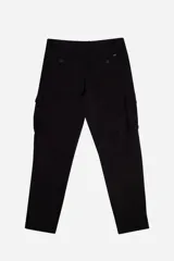 Pantalón cargo color ocre, de corte recto, con bolsillos laterales y traseros con solapa.