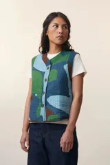 Chaleco acolchado con estampado abstracto en tonos azules y verdes, con cuello en V y cierre frontal con botones.