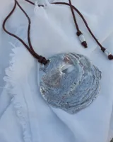 Collar con dije grande de bronce con forma de ostra y cordón de algodón ajustable color gris.