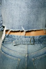 Bermuda de jean celeste de tiro medio con cinco bolsillos. Detalle de trabilla ajustable en espalda. Bajo con terminación desflecada. Cierre frontal con botones metálicos.