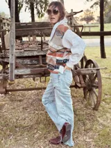 Saco con cuerpo de paño y mangas tejidas en lana merino con diseño étnico.