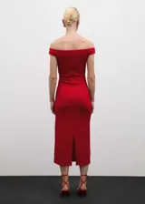 Vestido midi negro de tejido texturizado, con cuello barco y sin mangas.