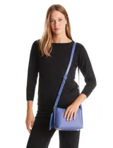 Cartera bandolera Tahari modelo Cooper, color azul, confeccionada en ecocuero con textura granulada. Cuenta con asa larga regulable, compartimento principal con cierre, bolsillos internos y un monedero extra con cierre.