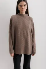 Sweater gris de punto con cuello alto y diseño de líneas horizontales en relieve.