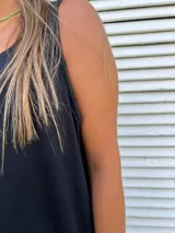 Vestido playero blanco de algodón con pespuntes azules, corte recto y sin mangas.
