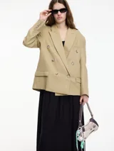 Blazer blanco de corte clásico con solapas y doble botonadura.