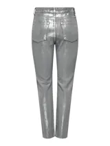 Pantalón jean skinny color gris metalizado, con cierre de cremallera y trabillas para cinturón.