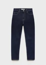 Pantalón de jean azul oscuro, tiro alto, corte mom fit, cinco bolsillos y cierre con cremallera y botón.