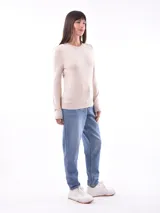 Sweater de punto color beige, de corte clásico y mangas largas. Ideal para uso diario.