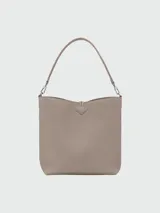 Bolso tipo hobo de cuero color negro, con asa de hombro ajustable y cierre superior con broche metálico.