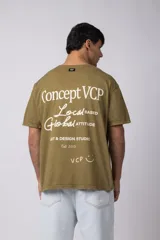 Remera color durazno con cuello redondo y mangas cortas. Estampas con tipografía manuscrita en el frente y la espalda.