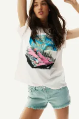 Short de jean color verde agua, de tiro medio, con cinco bolsillos y terminaciones desflecadas.