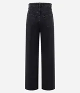 Pantalón recto de jeans negro con tachuelas plateadas en los laterales y bolsillos delanteros.