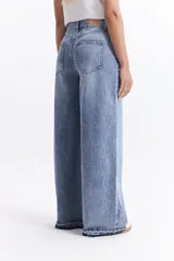 Pantalón jean celeste de tiro alto y corte wide leg.