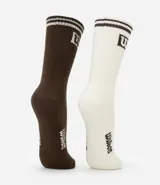 Kit de dos pares de medias deportivas Wilson, una azul y otra blanca, con logo y rayas en la parte superior.