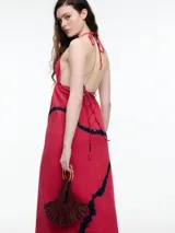 Vestido largo de algodón color beige con estampado tie-dye azul. Tiene breteles finos, escote en V y espalda descubierta.