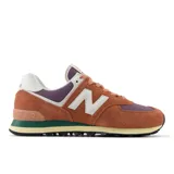Championes New Balance U574 de hombre, color marrón, lila y naranja, con logo N blanco.
