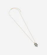 Collar largo dorado con cadena de eslabones delgados y colgante con cinco hojas marmoladas en tonos azulados y verdosos.