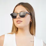 Lentes de sol redondos con montura de carey y lentes verdes.