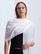 Pashmina de gasa negra con apliques de brillos plateados en los bordes.