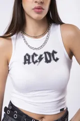 Musculosa negra ajustada al cuerpo, sin mangas, con cuello redondo y el logo de la banda AC/DC estampado en blanco en el frente.
