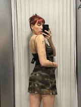 Vestido corto con estampado abstracto en tonos marrones y negros, breteles finos y escote drapeado.