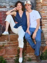 Chaleco azul marino de lino con botones y escote en V.