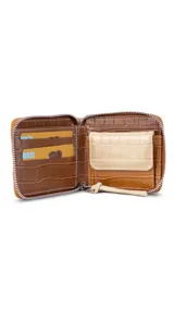 Billetera corta con cierre perimetral, confeccionada en símil cuero con textura croco. Interior con visor, tarjetero, división para billetes y bolsillo monedero con tapa y broche.