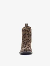 Bota corta estilo texana de cuero con estampado animal print de leopardo en tonos marrón y negro. Presenta elásticos laterales para facilitar el calce y un taco medio de madera oscura con punta fina.