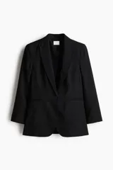 Blazer negro de lino y viscosa con solapas de pico, hombreras finas y cierre de un botón. Modelo entallado con pinzas en la cintura, abertura con botón en los puños y bolsillos delanteros ribeteados. Abertura atrás y forro interno.