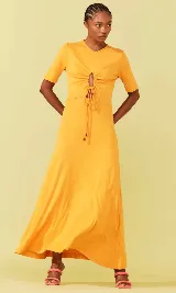 Vestido largo color amarillo, con escote en V y abertura con lazos en el centro del pecho.