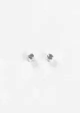 Par de aros tipo botón de plata 925 hipoalergénica, con una pequeña piedra de zirconia blanca engastada en cuatro garras.