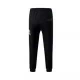 Pantalón de jogging negro con puños elásticos y cordón ajustable en la cintura. Presenta el logo de Los Angeles Lakers en la pierna derecha y el escudo del equipo en la pierna izquierda.
