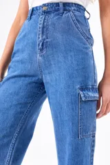 Pantalón jean celeste de corte wide leg con bolsillos cargo laterales.